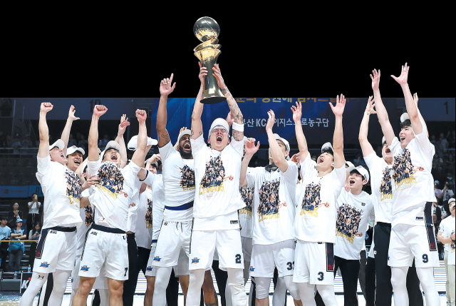 부산 KCC 선수들이 지난 13일 고양소노아레나에서 열린 2025-2026 KBL 플레이오프 챔피언 결정전에서 우승을 차지한 뒤 트로피를 들고 기뻐하고 있다. 연합뉴스