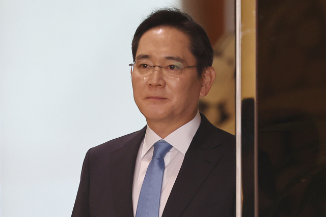 이재용 삼성전자 회장이 16일 서울 김포비즈니스항공센터를 통해 귀국하고 있다. 연합뉴스