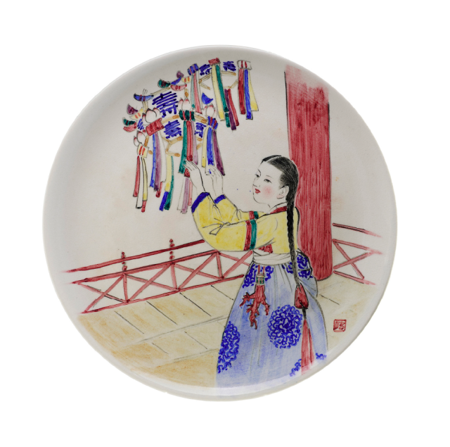 대한도기 작가는 별칭을 사용하기도 했다. 장미라는 인장이 찍힌 그림 접시. 이현주 제공