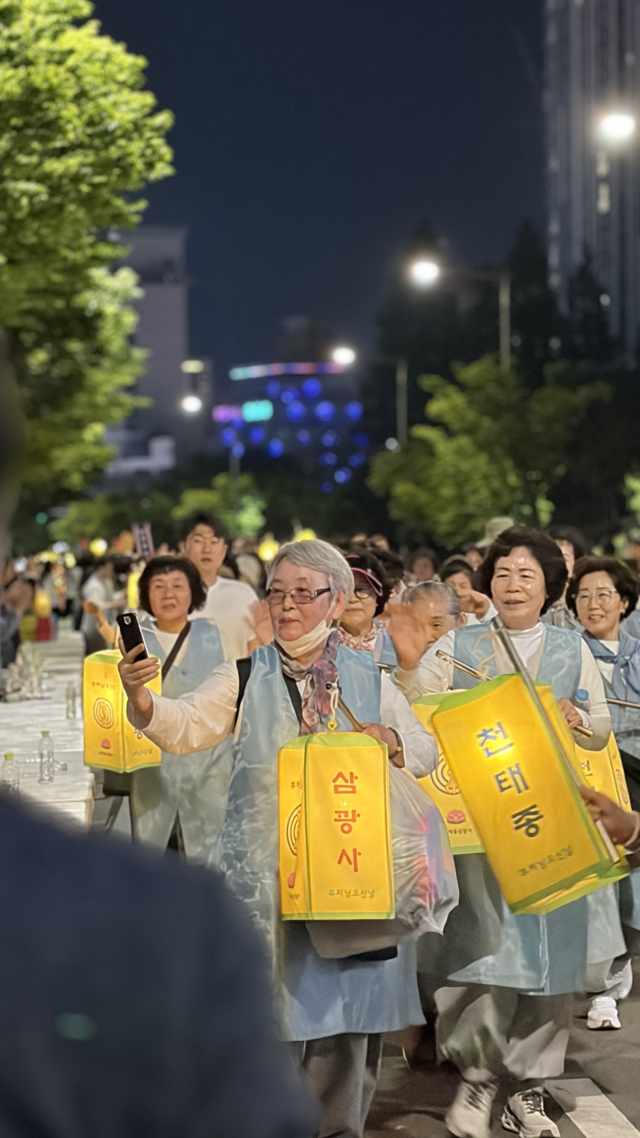 부처님오신날을 앞둔 16일 부산시민공원에서 송상현광장에 이르는 2.2㎞ 구간에서 2026 연등 행렬이 펼쳐지고 있다. 김은영 기자 key66@