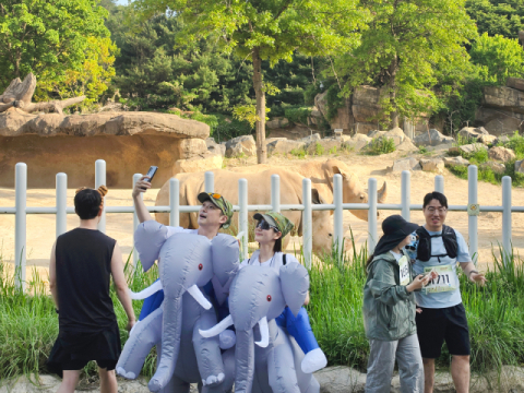 “얼룩말 대신 사람이 달리는 사파리”…삼성 '갤럭시 워치런'
