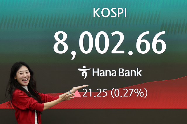 코스피가 8000 포인트를 돌파한 15일 서울 하나은행 본점 딜링룸에서 딜러가 포즈를 취하고 있다. 연합뉴스