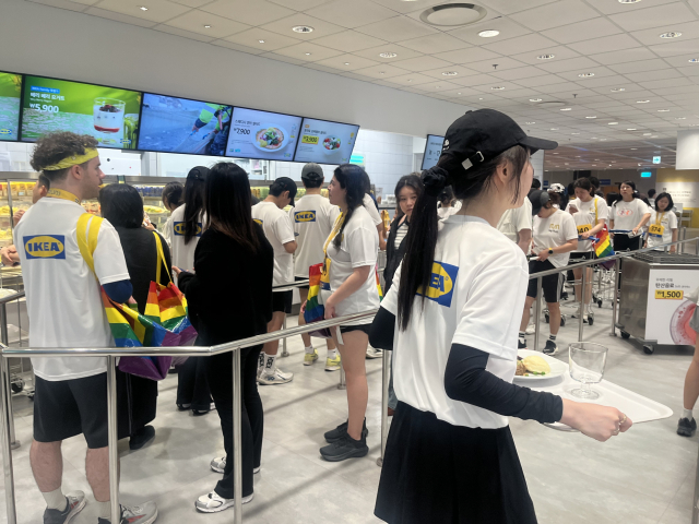 지난 16일 오전 8시 부산 기장군 이케아 동부산점에서 이케아 코리아의 참여형 이벤트 ‘헤이 런(Hej Run)’이 열렸다. 러닝을 마친 참가자들이 이케아가 제공한 푸드 바우처 등으로 식사를 하고 있다. 양보원 기자