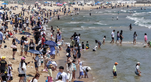 무더운 날씨를 보인 17일 부산 해운대구 해운대해수욕장을 찾은 시민과 관광객들이 물놀이를 즐기고 있다. 김종진 기자 kjj1761@