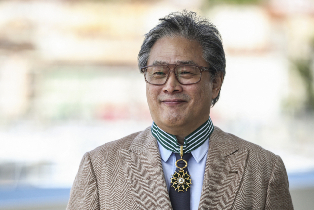 제79회 칸 영화제 심사위원장인 박찬욱 감독이 17일 프랑스 칸에서 열린 칸 영화제 기간 중 문화예술공로훈장 코망되르(Commandeur des Arts et lettres) 메달을 수여받은 후 포즈를 취하고 있다. 로이터연합뉴스