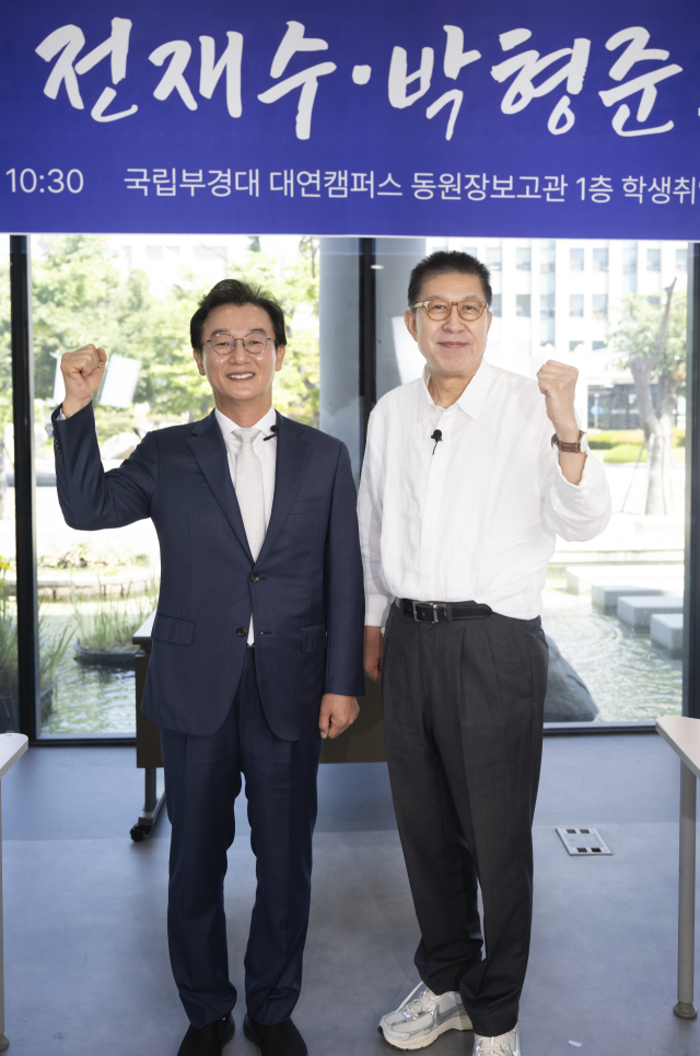 18일 오전 부산 남구 국립부경대 대연캠퍼스에서 열린 국제신문 주최 부산시장 후보 토론회에서 더불어민주당 전재수 후보와 국민의힘 박형준 후보가 토론 시작 전 기념촬영을 하고 있다. 연합뉴스