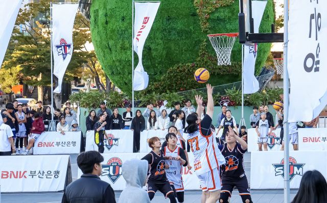 ‘제2회 BNK썸 전국 3x3 농구대회 겸 2026 KXO 3x3 부산 STOP’이 오는 23~25일 부산 송도오션파크 특설코트에서 열린다. 사진은 지난해 대회 모습.부산일보DB.