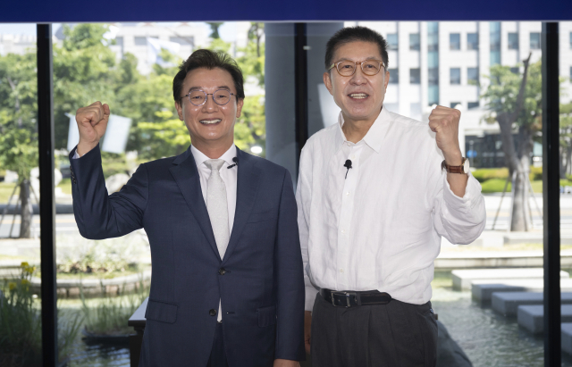 18일 오전 부산 남구 국립부경대 대연캠퍼스에서 열린 국제신문 주최 부산시장 후보 토론회에서 더불어민주당 전재수 후보와 국민의힘 박형준 후보가 토론 시작 전 기념촬영을 하고 있다. 연합뉴스