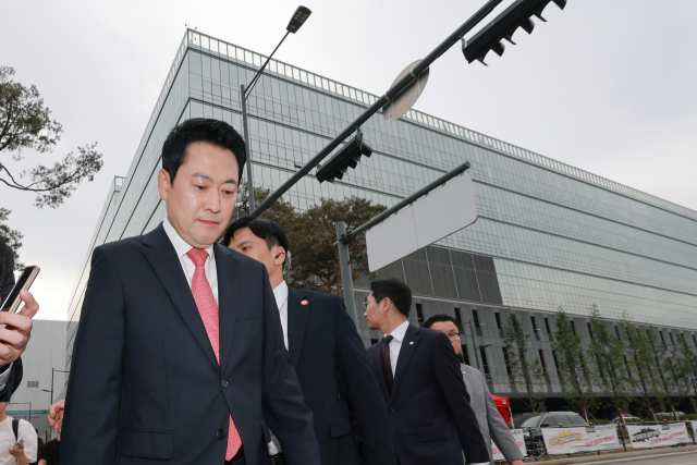 국민의힘 상임선거대책위원장인 장동혁 대표가 19일 경기도 삼성전자 평택캠퍼스에서 삼성전자 노사 대타협을 촉구하며 단식하는 국민의힘 양향자 경기도지사 후보를 만난 뒤 차량으로 향하고 있다. 연합뉴스