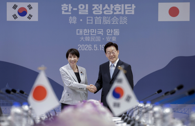 이재명 대통령과 다카이치 사나에 일본 총리가 19일 경북 안동 한 호텔에서 확대 정상회담에 앞서 악수하고 있다. 연합뉴스