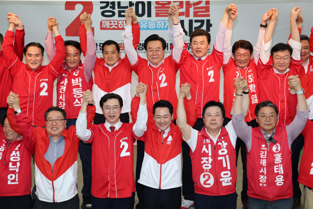 국민의힘 장동혁 상임선거대책위원장과 강민국 도당위원장, 강기윤 창원시장 후보 등 참석자들이 19일 경남 창원시 국민의힘 경남도당에서 열린 선거대책위원회 및 필승결의대회에서 기념 촬영을 하고 있다. 연합뉴스