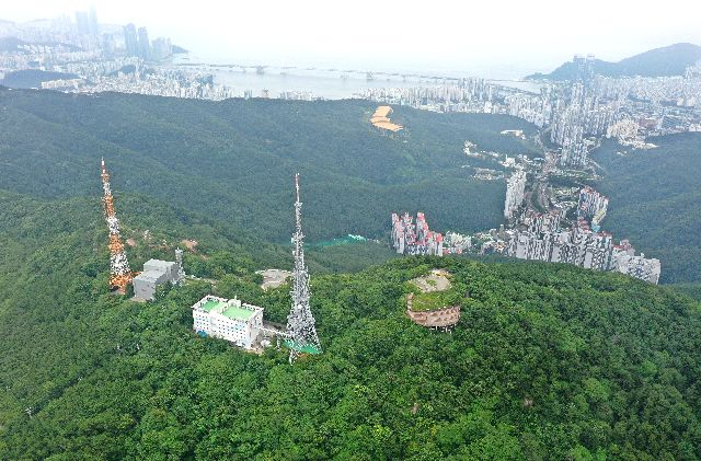 황령산 정상 전망대 일대 전경. 부산일보DB