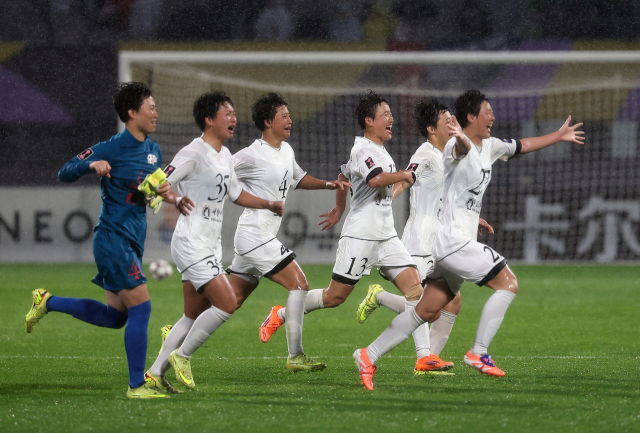 20일 수원 장안구 수원종합운동장에서 열린 아시아축구연맹(AFC) 여자 챔피언스리그(AWCL) 4강 에서 수원FC 위민에 승리한 내고향여자축구단이 경기 후 환호하고 있다. 연합뉴스