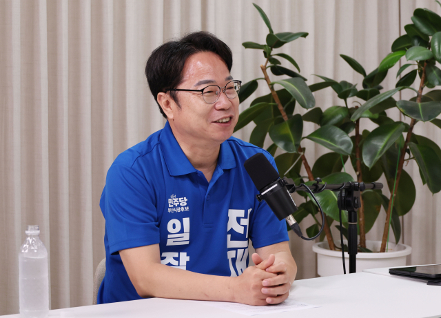 더불어민주당 부산시장 후보 캠프의 이재성 상임선대위원장과 국민의힘 캠프의 주진우 상임선대위원장이 21일 오전 <부산일보TV>에서 토론을 하고 있다. 정종회 기자 jjh@