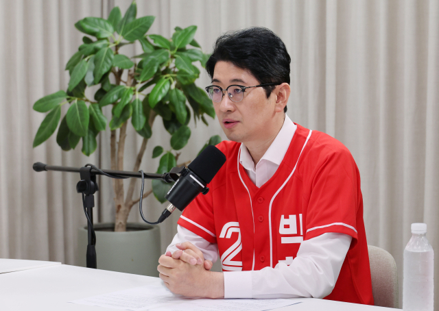 더불어민주당 부산시장 후보 캠프의 이재성 상임선대위원장과 국민의힘 캠프의 주진우 상임선대위원장이 21일 오전 <부산일보TV>에서 토론을 하고 있다. 정종회 기자 jjh@
