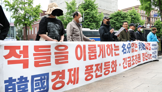 21일 서울 용산구 이재용 삼성전자 회장 자택 인근에서 삼성전자 주주행동 실천본부 관계자들이 삼성전자 긴급조정권 발동 촉구 기자회견을 하고 있다. 연합뉴스