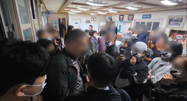 지난달 부산 북구 화명동 A 아파트 주민들의 침묵시위 모습. 독자 제공