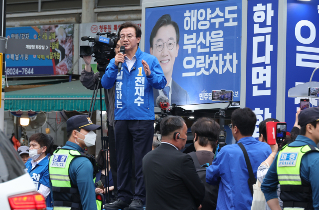 6·3 지방선거 공식 선거운동이 시작된 21일, 더불어민주당 전재수 부산시장 후보가 이날 오후 3시 부산진구 부전역 앞에서 출정식을 열고 지지를 호소하고 있다.정종회 기자 jjh@