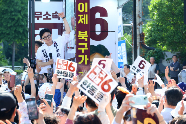 무소속 한동훈 부산 북갑 국회의원 보궐선거 후보가 22일 오후 부산 만덕동에서 거점 유세를 펼치고 있다. 연합뉴스