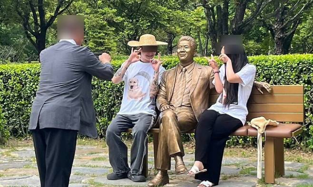 조수진 노무현 재단 이사가 23일 열린 노무현 전 대통령 17주기 추도식에서 일베 이용자로 추정되는 방문객이 조롱성 행동을 하면서 사진을 찍었다고 주장했다. 조수진 이사 페이스북.