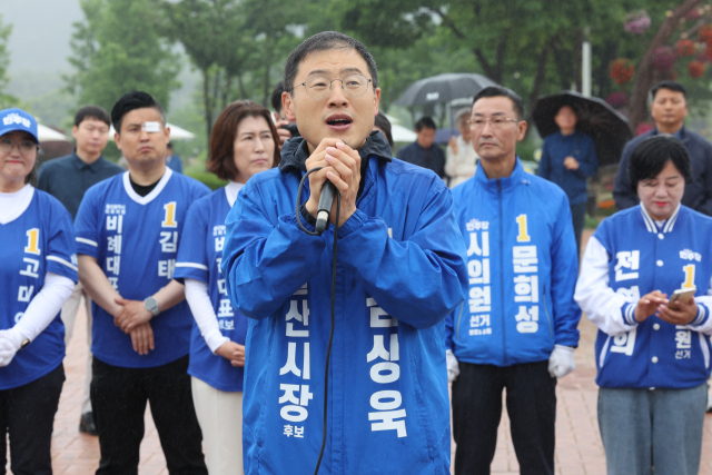 6·3 지방선거와 국회의원 재보궐선거 공식 선거운동 첫날인 21일 오전 울산 중구 태화강 국가정원에서 열린 더불어민주당 출정식에서 김상욱 울산시장 후보가 지지를 호소하고 있다. 연합뉴스