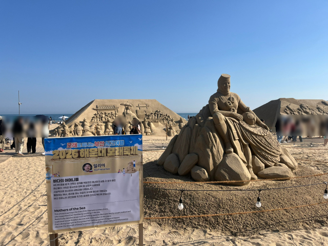 지난 21일 얼굴이 훼손된 모래 조각 작품 ‘바다의 어머니들’의 원래 모습. 부산 해운대구청 제공