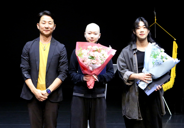 제35회 부산무용제에서 남녀 우수무용인상을 수상한 황세민(맨 오른쪽)과 하주은(가운데), 그리고 시상자로 나선 박나훈 심사위원장. 황세민과 하주은은 우수상을 수상한 프로젝트 촘(Project CHOM)의 현대무용 작품 '추리악'에 출연해 영예를 안았다. 부산무용협회 제공