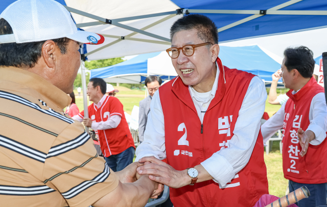 국민의힘 박형준 부산시장 후보가 25일 부산 강서구 대저생태공원에서 열린 부산어르신파크골프축제에 참석해 지지를 호소하고 있다. 김종진 기자 kjj1761@