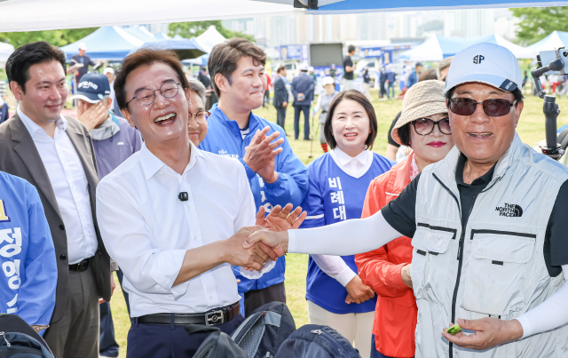 더불어민주당 전재수 부산시장 후보가 25일 부산 강서구 대저생태공원에서 열린 부산어르신파크골프축제에 참석해 지지를 호소하고 있다. 김종진 기자 kjj1761@