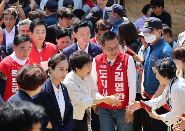 박근혜 전 대통령이 25일 어머니인 고 육영수 여사의 충북 옥천 생가를 방문해 시민들에게 인사하고 있다. 연합뉴스