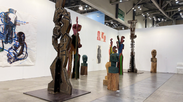 호주 시드니 기반의 갤러리 엘엔엘(Gallery LNL)은 '커넥트' 섹션에서 서용선의 조각을 입체적으로 선보여 호평받았다. 김은영 기자 key66@