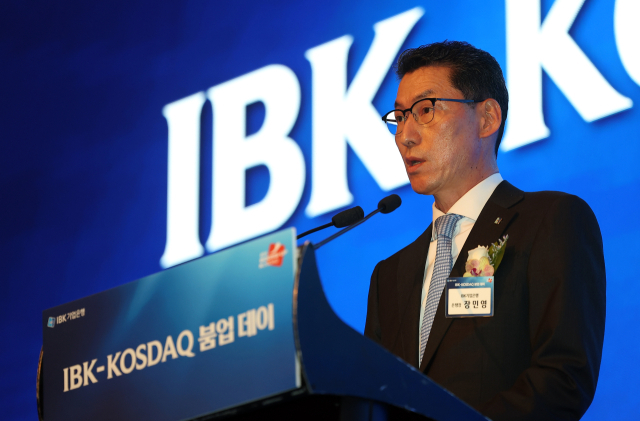 장민영 기업은행장이 지난 12일 서울 영등포구 여의도 콘래드 호텔에서 열린 ‘IBK-코스닥 붐업 데이’ 행사에서 발언하고 있다. 국책은행인 IBK기업은행은 코스닥 시장의 정보 비대칭 해소와 시장 신뢰 회복을 통해 코스닥 시장을 살리기 위해 이번 행사를 마련했다. 연합뉴스