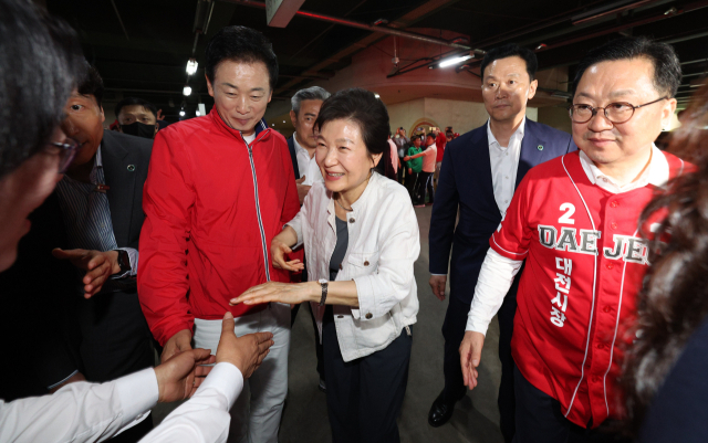 박근혜 전 대통령이 25일 대전 서구 이장우 선거사무소를 방문해 지지자들과 인사하고 있다. 연합뉴스