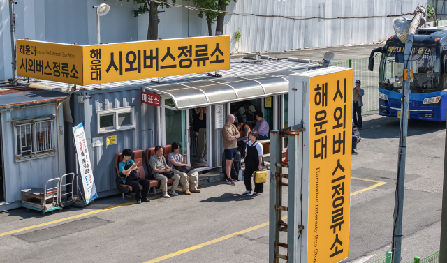 지난 17일 부산 해운대구 해운대시외버스정류소 모습. 정류소 부지를 마련 못해 국유지를 무단점유해 사용 중이다. 김종진 기자 kjj1761@