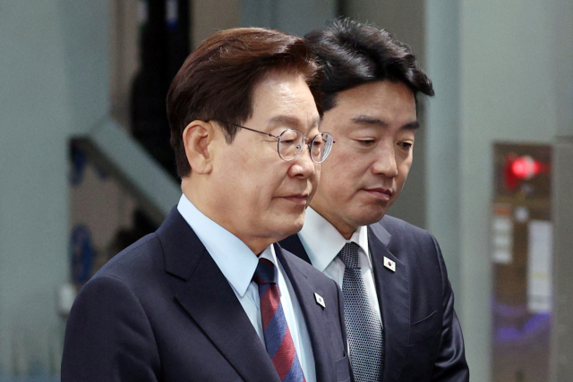 이재명 대통령이 26일 경남 창원시 진해구에서 제1회 미래국방전략위원회를 마친 후 강훈식 비서실장과 이동하고 있다. 연합뉴스