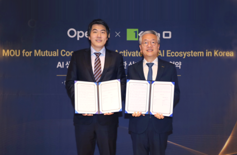 김종호 기보 이사장(오른쪽)과 Jason Kwon 오픈AI 최고전략책임자(CSO)가 업무협약 후 기념촬영을 하고 있다. (기보 제공)