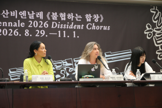 27일 서울 중구 한국프레스센터에서 열린 2026부산비엔날레 기자 간담회에서 공동 전시감독 아말 칼라프(왼쪽)와 에블린 사이먼스가 전시 주제 ‘불협하는 합창'(Dissident Chorus)과 주요 전시 구성을 발표하고 있다. 부산비엔날레조직위원회 제공