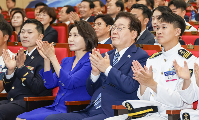 이재명 대통령과 김혜경 여사가 27일 부산 영도구에서 열린 제31회 바다의 날 기념식에서 박수치고 있다. 김종진 기자 kjj1761@