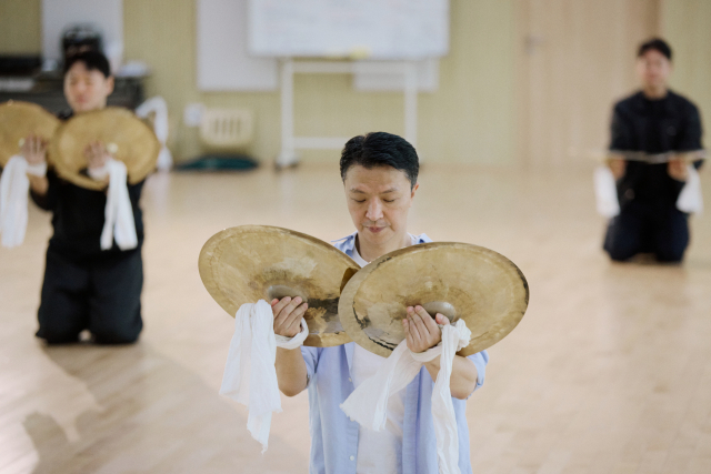 국립부산국악원 무용단은 29~30일 연악당에서 제19회 정기 공연 ‘접蝶: 삶이 춤이로다’를 선보인다. 사진은 연습 장면. 국립부산무용단 제공