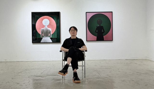 서대호 개인전 ‘ON MEMORY: 우리는 기억 위에 존재한다’ 전시장에서 포즈를 취한 서대호 작가. 김은영 기자 key66@