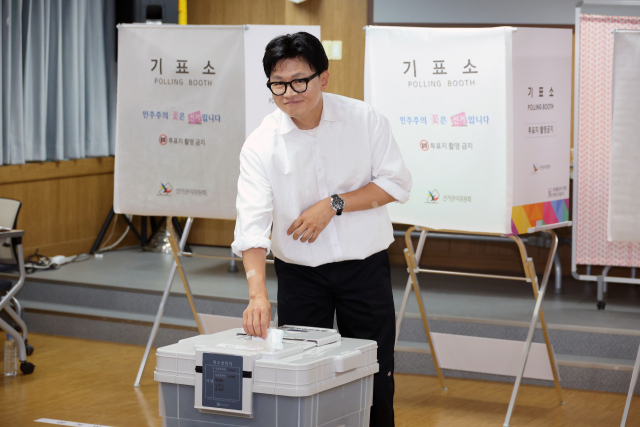 무소속 한동훈 부산 북갑 국회의원 보궐선거 후보가 29일 오전 부산 북구 만덕2동 행정복지센터에 마련된 사전투표소에서 투표하고 있다. 정대현 기자 jhyun@