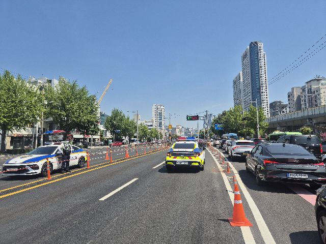 지난 17일 오전 부산 동래구 내성지하차도에서 단차가 발생해 명륜 방면 도로가 통제됐다. 부산일보DB