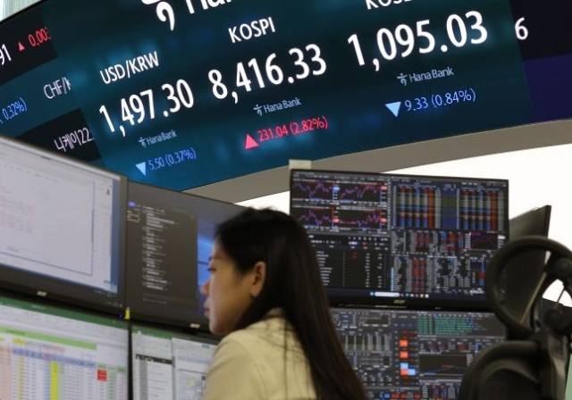 29일 서울 중구 하나은행 본점 딜링룸에서 직원들이 업무를 보고 있다. 연합뉴스