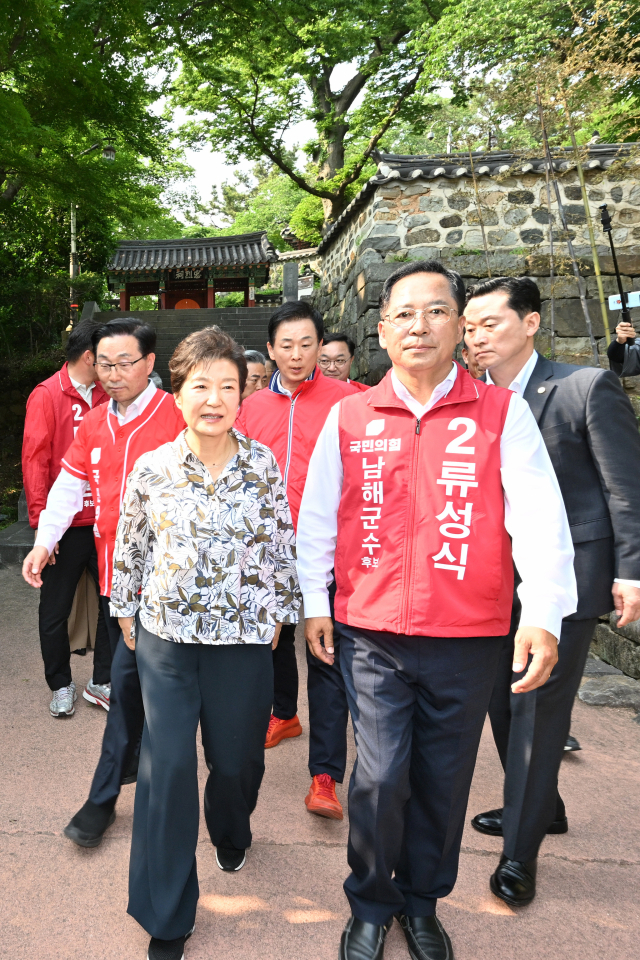 박근혜 전 대통령이 국민의힘 서천호 국회의원과 류성식 남해군수 후보, 김현수 하동군수 후보 등과 함께 충렬사를 돌아보고 있다. 독자 제공