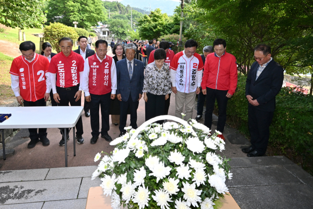 박근혜 전 대통령이 남해군 충렬사를 찾아 순국선열과 호국영령에게 참배하고 있다. 독자 제공