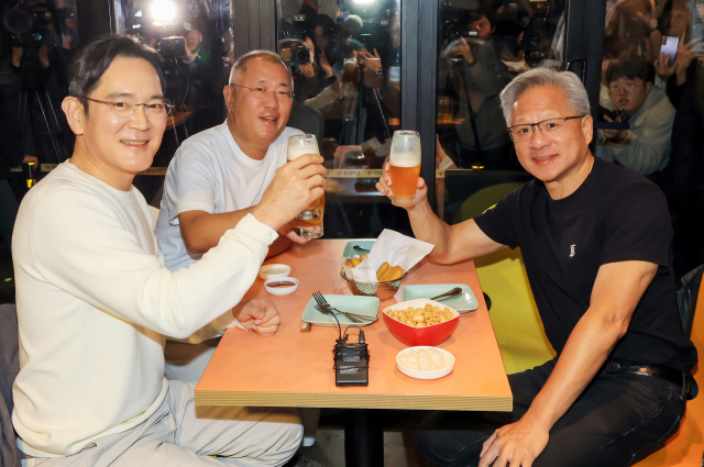 지난해 10월 아시아태평양경제협력체(APEC) 정상회의를 계기로 방한한 젠슨 황 엔비디아 최고경영자가 서울 삼성동 한 치킨집에서 이재용 삼성전자 회장, 정의선 현대차그룹 회장과 치맥 회동을 하고 있다.연합뉴스
