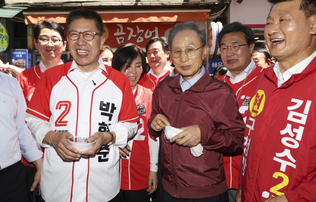 이명박 전 대통령이 6·3 지방선거 및 국회의원 재보궐선거를 사흘 앞둔 31일 오후 부산 해운대구 해운대시장을 찾아 박형준 국민의힘 부산시장 후보 지원유세를 하고 있다. 김종진 기자 kjj1761@