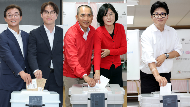 왼쪽부터 더불어민주당 전재수 부산시장 후보와 하정우 북갑 보궐선거 후보가 지난달 29일 덕천2동 행정복지센터에서 사전투표를 했다. 국민의힘 박민식 후보는 같은날 아내 배정혜 씨와 함께 만덕2동 행정복지센터에서 사전투표를 했고, 무소속 한동훈 후보 역시 같은 곳에서 사전투표에 나섰다. 정대현 기자 jhyun@