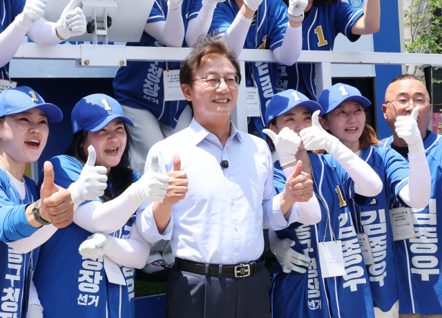 더불어민주당 전재수 후보가 1일 오후 부산 동구 범일동에서 지지자들과 기념사진을 찍고 있다. 정종회 기자 jjh@
