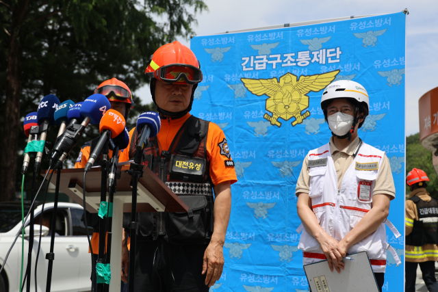 1일 오전 대전 유성구 외삼동 한화에어로스페이스 대전사업장에서 폭발 사고가 나 정문 앞이 통제 중인 가운데, 대전유성소방서, 유성구보건소 등 조사 당국이 이날 오후 현장 브리핑을 진행하고 있다. 연합뉴스